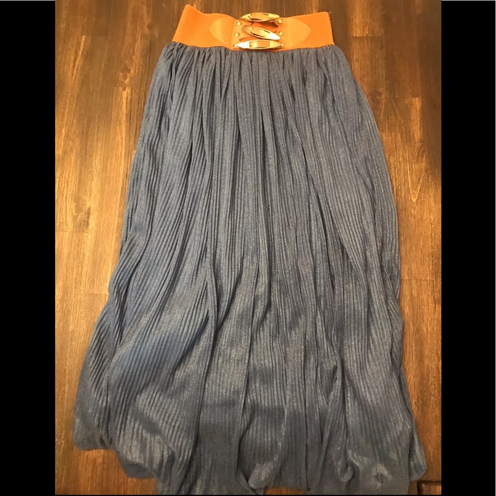 Pleated long skirt
